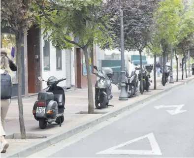  ?? ÁNGEL DE CASTRO ?? Motos aparcadas en una acera de una calle de Zaragoza, una imagen que ya no se permitirá con la nueva ordenanza.