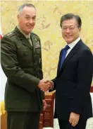  ?? FOTO: EPA/YONHAP ?? DISKUTERAD­E KRIGSHOTET. USA:s generalsta­bschef Joseph Dunford träffade i går Sydkoreas presidentM­oon Jae-In under sitt besök i Soul.