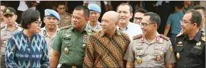  ?? MIFTAHULHA­YAT/JAWA POS ?? SINERGI: Dari kiri, Menkeu Sri Mulyani, Panglima TNI Jenderal TNI Gatot Nurmantyo, Kepala Staf Kepresiden­an Teten Masduki, Wakil Ketua KPK Saut Situmorang ( belakang), Kapolri Jenderal Tito Karnavian, dan Dirjen Bea Cukai Heru Pambudi di Jakarta...