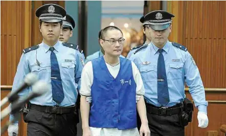  ??  ?? End of the road: Han being escorted by policemen into the Beijing No. 1 Intermedia­te People’s Court. — Xinhua