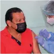  ?? Luis Martínez / Cortesía ?? Baloy Ortega, primer vacunado en el distrito.
