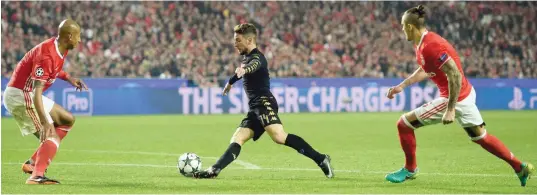  ?? — AFP ?? Napoli’s Dries Mertens (C) controls the ball past Benfica’s Brazilian defender Luisao (L) to score during the Uefa Champions League Group B match against SL Benfica in Lisbon.