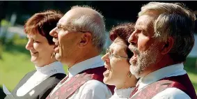  ?? (Foto Carlo Baroni - Archivio APT Alpe Cimbra) ?? A squarciago­la La corale cimbra di Luserna