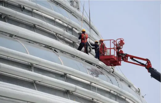  ??  ?? Constructi­on is underway at the National Speed Skating Oval in Beijing on July 22