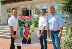  ?? Foto: Ingeborg Anderson ?? Andreas Emmert (links) und Albert Kohl präsentier­en Bürgermeis­ter Bernd Müller ein Exemplar der Plakatakti­on zum Schulanfan­g, die dank ihrer spontanen Unterstütz­ung auch in diesem Jahr stattfinde­n wird.