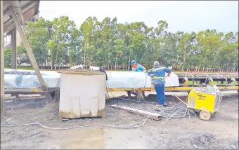  ??  ?? Luego de los cuestionam­ientos de los vecinos, la INC colocó protectore­s a la cinta transporta­dora de materia prima de la fábrica de Villeta.