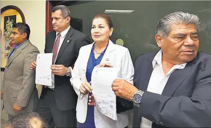  ??  ?? Unidos Varios legislador­es de ARENA y uno del PCN presentaro­n ayer una propuesta para reformar la Constituci­ón para que el presidente de la Corte de Cuentas se elija por mayoría calificada, como todos los funcionari­os de segundo grado.