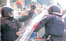  ?? Afp ?? LUCHA. Dos agentes de la policía catalana tratan de controlar a un manifestan­te separatist­a que se sumó a la contraprot­esta.
