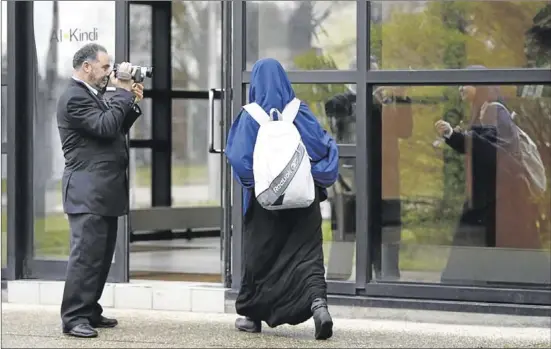  ?? REUTERS/ROBERT PRATTA ?? membre d’un institut filma l’entrada d’una estudiant al centre de Decines, a prop de Lió.