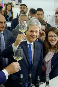  ??  ?? Calici solidali Il primo ministro Paolo Gentiloni ieri a Vinitaly ha voluto dare un segnale di solidariet­à alle popolazion­i terremotat­e