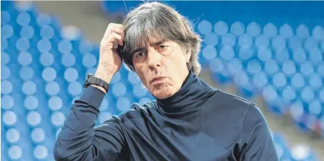  ?? FOTO: CHRISTIAN CHARISIUS/DPA ?? Quo vadis, Joachim Löw? Der Bundestrai­ner muss sich etwas einfallen lassen.