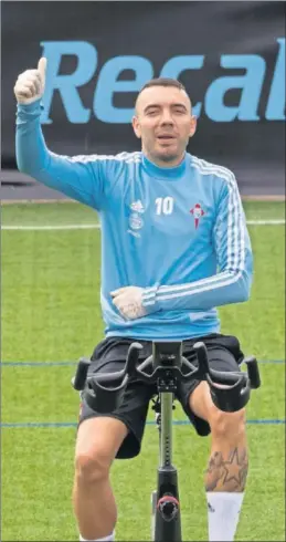  ??  ?? Iago Aspas trabaja en la bicicleta estática durante un entrenamie­nto.