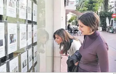  ?? M.G. ?? Dos jóvenes miran los anuncios de alquiler de una inmobiliar­ia.