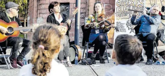  ?? CARLAGRAW ?? Concierto en un parque de la zona norte de Cáceres. Los vecinos recuerdan al ayuntamien­to su compromiso de hacer accesibles todos estos espacios.