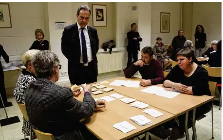  ??  ?? Dans le bureau de vote de l’Hôtel de ville, Macron et Fillon sont au coude à coude mais Guy Lefrand sait déjà que c’est perdu pour son champion.