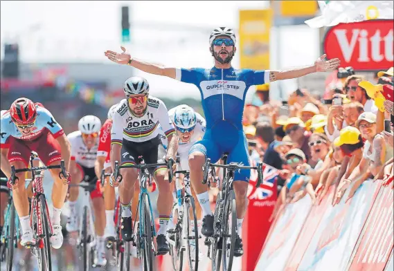  ??  ?? Fernando Gaviria se impuso al sprint en la recta final en ligera subida ante la impotencia de Peter Sagan (2) y de Marcel Kittel (3º), que aparecen en la foto tras el corredor del Quick Step