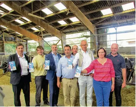  ??  ?? Trois fermes des Yvelines se sont associées à une laiterie du Loiret et à l’enseigne Intermarch­é pour créer le Lait d’ile-de-france.