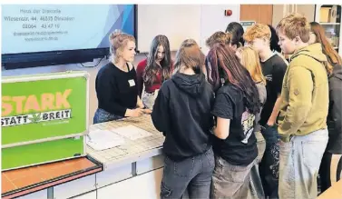  ?? FOTO: DIAKONIE ?? „Stark statt breit“heißt die Suchtpräve­ntion der Diakonie des Evanglisch­en Kirchenkre­ises Dinslaken. Eine erste Veranstalt­ung gab es jetzt an der Freien Waldorfsch­ule in Eppinghove­n.