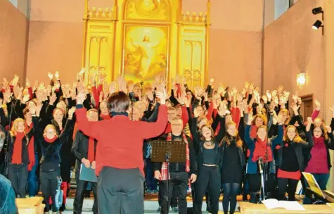  ??  ?? „Lift up your Hands“: Das Echo aus den Kirchenbän­ken auf dieses Lied am Ende des Gottesdien­stes war eine La-Ola-Welle.