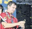  ?? FOTO: IMAGO ?? Tücken der Technik: Timo Boll kämpft mit der Sektflasch­e.