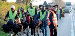  ??  ?? In marcia Hanno fatto quasi 18 km, chi a piedi e chi in bici, per lasciare l’ex base militare di Cona