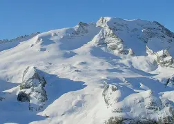  ??  ?? Simbolo Il massiccio della Marmolada, detta anche Regina delle Dolomiti, è al centro di una contesa