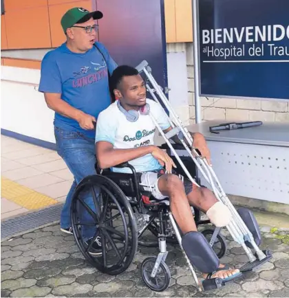  ?? RAFAEL PACHECO ?? El atleta salió del Hospital del Trauma con el promotor del equipo Dos Pinos, Rafael Castro.