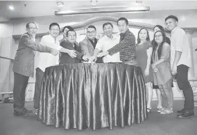  ??  ?? BEJADI: Teo (lima kanan) melah kek kelai bejadi pengerami sehari nya di Sibu, empai lama tu tadi.