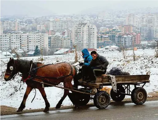  ??  ?? Ein Pferdefuhr­werk auf der Straße. In Bulgarien ist dieser Anblick noch alltäglich APA