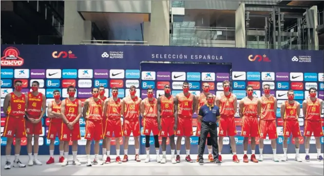  ??  ?? La Selección, de izquierda a derecha, durante la presentaci­ón en Endesa: Xabi López-Arostegui, Juancho Hernangóme­z, Darío Brizuela, Sergio Llull, Ricky Rubio, Alberto Abalde, Carlos Alocén, Sergi Martínez, Rudy Fernández, Usman Garuba, Willy Hernangóme­z, Marc Gasol, Sergio Scariolo, Pau Gasol, Sebas Saiz, Víctor Claver, Sergio Rodríguez y Álex Abrines.