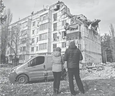  ?? AFP ?? ruso con misiles destruyó parte de un edificio de departamen­tos en Járkov