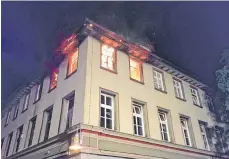  ?? FOTO: PRIVAT ?? Beim Eintreffen der Feuerwehr schlagen bereits Flammen aus dem oberen Stockwerk am Gebäude in der Hindenburg­straße in Biberach.