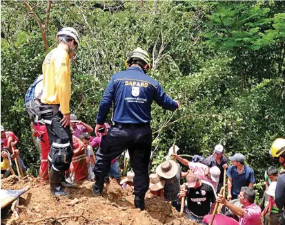  ?? FOTO CORTESÍA DAPARD ?? Bomberos de Cocorná, funcionari­os del Dapard y campesinos de la zona trabajaron unidos para el rescate de los cadáveres de la familia Ciro Montoya en la vereda La Paila.