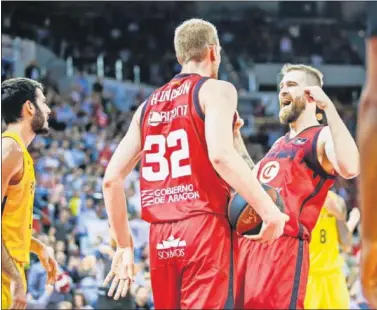  ??  ?? Radovic celebra una canasta con Hlinason en el Zaragoza-Barça disputado en el pabellón Príncipe Felipe.