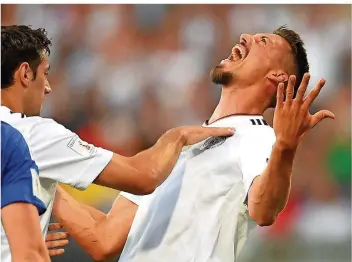  ?? FOTO: GEBERT/DPA ?? Der Hoffenheim­er Angreifer Sandro Wagner (rechts) schreit seine Freude über sein erstes Länderspie­ltor für die deutsche Fußball-Nationalma­nnschaft heraus.