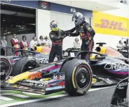  ?? Chandan Kahnna / Reuters ?? Max Verstappen y Sergio Pérez después de la carrera en Miami