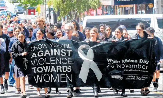  ?? PHOTO / BEVAN CONLEY ?? Mayor Hamish Mcdouall and Whanganui City College students lead the White Ribbon March along Victoria Ave.