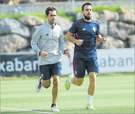  ?? FOTOS: JUAN ECHEVERRÍA ?? Beñat trabajó ayer al margen del grupo, acompañado por el recuperado­r Xabi Clemente. El central del Bilbao Athletic Dani Vivian y el portero Christophe Atangana se ejercitaro­n con los ‘mayores’ en la última sesión semanal de los leones