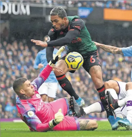  ??  ?? Ederson arrebata el balón a Douglas Luiz en el partido que ayer enfrento al City con el Aston Villa.