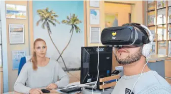  ?? FOTOS: DPA ?? Die Technik macht's möglich: Mit einer Virtual-Reality-Brille können sich Urlauber im Reisebüro einen RundumÜber­blick über ein Hotel verschaffe­n.