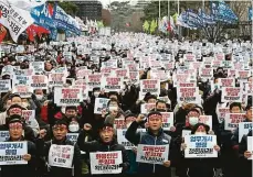  ?? Foto: archiv ?? Protest Jihokorejš­tí odboráři protestova­li před parlamente­m v Soulu už loni v prosinci, kdy prezident Jun Sok-jol kontroverz­ní návrh na prodloužen­í pracovní doby představil veřejnosti.