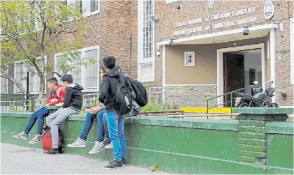  ?? NÉSTOR GARCÍA ?? Sin clases. La puerta del colegio Cornelio Saavedra, ayer, en el barrio de Parque Avellaneda.