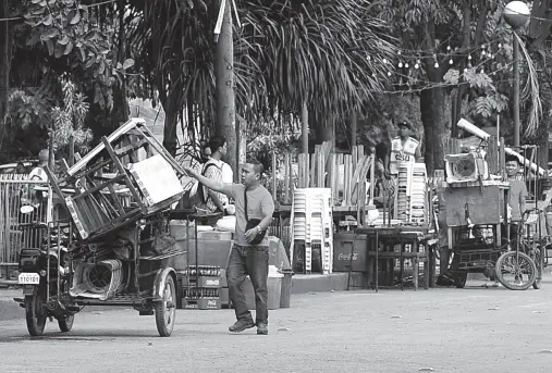  ??  ?? VENDORS unload their stuff as they prepare for another after-hour business at the Roxas night market. BING GONZALES