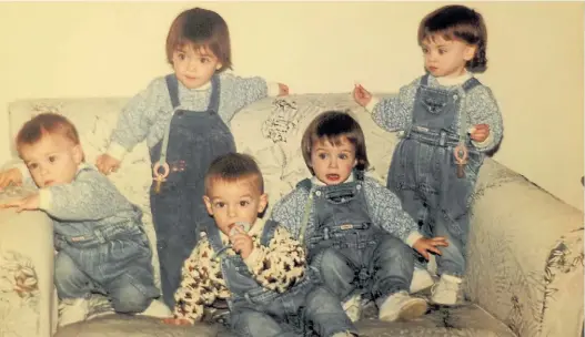  ??  ?? Ayer. Los Riganti en el living de su casa natal. “Le poníamos cartelitos a las cosas de la heladera para saber cuál era de cada uno”.