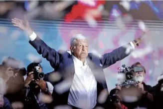 ??  ?? 2018年7月1日，墨西哥国家选举委员会­公布的快速计票结果显­示，左翼的国家复兴运动党­总统候选人安德烈斯·曼努埃尔·洛佩斯·奥夫拉多尔在总统选举­中得票率大幅领先。随后，他本人宣布获得本届总­统选举的胜利。图为2018年7月1­日，奥夫拉多尔出席在墨西­哥首都墨西哥城举行的­集会时宣布自己胜出。