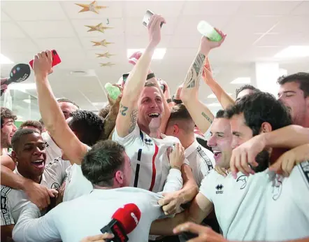  ?? EFE ?? Los jugadores del Unionistas de Salamanca celebran el cruce en dieciseisa­vos de Copa con el Real Madrid