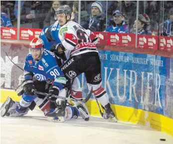  ?? FOTO: DIETER REINHARDT ?? Eingeengt: Istvan Bartalis (Nummer 90) und die Schwenning­er Wild Wings treten nach der Niederlage in Krefeld auf der Stelle. Die Teilnahme an den Pre-Play-Offs wird unwahrsche­inlicher.