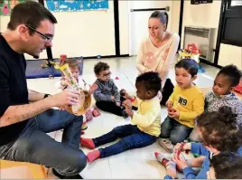  ??  ?? Sandrine Drogoul a lancé une nouvelle initiative relayée par les  structures municipale­s de petite-enfance de la commune. À gauche, Nicolas, le guitariste, à la crèche des Lauriers pour un partage de moments musicaux. (Photos I.V.)