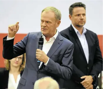  ?? FOT. JAKUB PORZYCKI / AGENCJA WYBORCZA.PL ?? • Donald Tusk i Rafał Trzaskowsk­i podczas spotkania z wyborcami w Krakowie, 15 maja 2023 r.