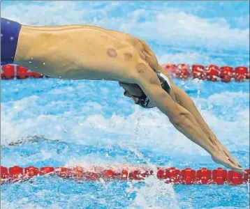  ?? AL BELLO / GETTY ?? Les marques de les ventoses que es poden veure a l’esquena de Phelps